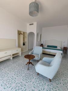 Sala de estar con cama, sofá y mesa en Grand Hotel Excelsior, en Amalfi