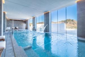 a large swimming pool with a view of the desert at Hotel El Mirador in Loja