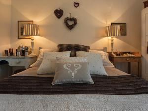 a bedroom with a bed with pillows and two lamps at 1 Bed in Kentmere LCC49 in Kentmere