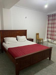 Un pat sau paturi într-o cameră la Ingrid's Place - Namugongo