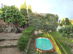 una pequeña piscina en el patio de una casa en Apartamento con magníficas vistas a 25 min de Barcelona en Premia de Dalt