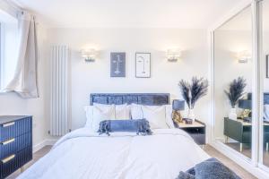 Cama ou camas em um quarto em Stylish Homes W/ Fast Transport Links To London