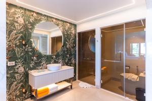 La salle de bains est pourvue d'un lavabo et d'un miroir. dans l'établissement The Hotspring Beach Resort & Spa - SHA Extra Plus, à Natai Beach