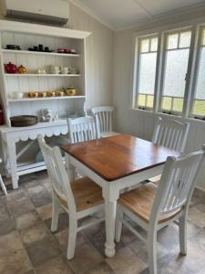 - une salle à manger avec une table et des chaises en bois dans l'établissement Monto House, à Monto