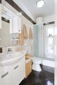 een witte badkamer met een wastafel en een toilet bij Seaview apartment Aida in Posedarje +37 foto's