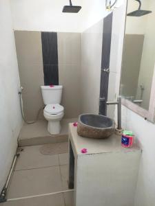 Gili Ilalang Village في غيلي تراوانغان: حمام مع مرحاض ومغسلة