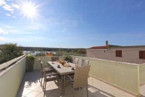 een terras met een tafel en stoelen op een balkon bij Seaview apartment Aida in Posedarje