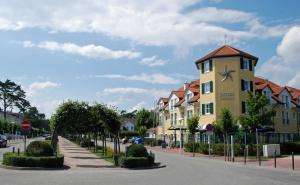 ein Gebäude mit einer Uhr auf der Straßenseite in der Unterkunft Ferienwohnung zur Baaber Heide in Baabe