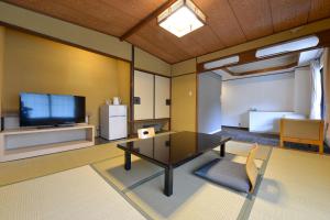 TV o dispositivi per l'intrattenimento presso Ooedo Onsen Monogatari Hotel Suiyotei