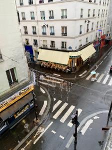 widok na ulicę miejską z budynkiem w obiekcie Appartement au coeur de Paris w Paryżu