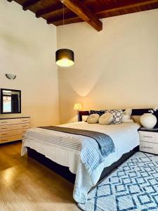 1 dormitorio con 1 cama grande con alfombra azul en Spacious penthouse chalet apartment in Pirin Golf and Country Club en Razlog