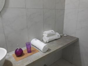 a bathroom with a counter with towels and a sink at Studio en Microcentro in Buenos Aires