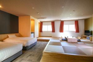 Letto o letti in una camera di Ooedo Onsen Monogatari Hotel Suiyotei