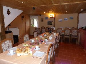 uma sala de jantar com uma mesa longa e cadeiras em Ferienunterkünfte Kreißl Oberwiesenthal em Kurort Oberwiesenthal