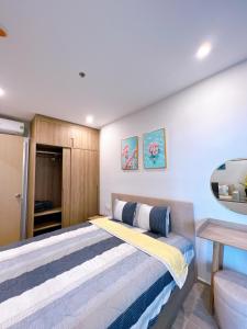 ein Schlafzimmer mit einem großen Bett in einem Zimmer in der Unterkunft The Song WinHome Apartment in Vũng Tàu