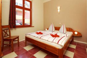 オストゼーバート・コゼロウにあるVilla Maria Wohnung 01のベッドルーム1室(赤い弓のベッド1台付)
