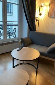 a living room with a couch and a table at Appartement au coeur de Paris in Paris