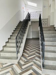 - un escalier dans un bâtiment doté de parquet dans l'établissement Monteurzimmer in Kevelaer, à Kevelaer