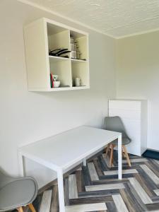 un tavolo bianco con sedie in una stanza di Monteurzimmer in Kevelaer a Kevelaer