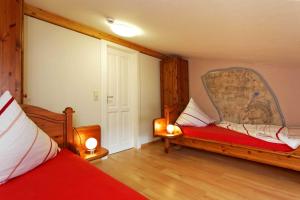 pokój z 2 łóżkami i 2 lampami w obiekcie Villa Maria Wohnung 09 w Koserowie