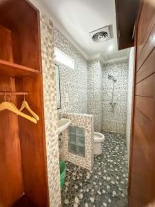 La salle de bains est pourvue de toilettes et d'un lavabo. dans l'établissement Ojek's Homestay, à Ubud