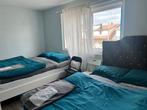 1 dormitorio con 2 camas y ventana en Flowealth Property, en Toronto