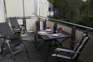 einen Tisch mit zwei Gläsern Wein auf dem Balkon in der Unterkunft Blaue Lagune in Zinnowitz