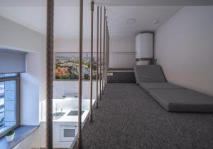 ヴィリニュスにあるKauno Loft - Lollo Luxuryの長い列のベッドと窓が備わるお部屋
