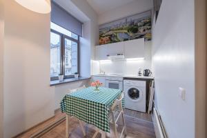 ヴィリニュスにあるKauno Loft - Lollo Luxuryの小さなキッチン(テーブル、洗濯機付)