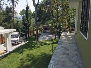 - Vistas al patio desde una casa en B'camp Resorts & Homestays, en Wayanad