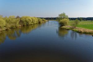 een uitzicht op een rivier vanaf een brug bij Camping Aller Leine Tal in Engehausen