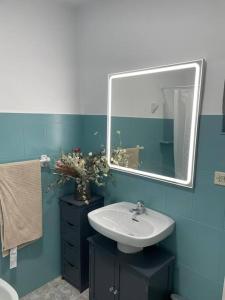 ein Bad mit einem Waschbecken und einem Spiegel in der Unterkunft La casita de la fuente in Cazorla