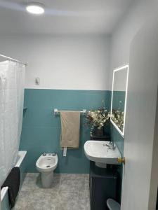 ein Badezimmer mit einem Waschbecken, einem WC und einem Spiegel in der Unterkunft La casita de la fuente in Cazorla