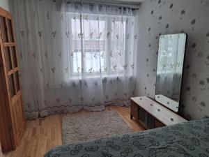 1 dormitorio con cama, espejo y ventana en Räpina, en Räpina