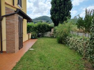 une cour d'une maison avec une cour dans l'établissement Casa Il Cipresso, à Sant'Albino