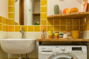 łazienka z pralką i umywalką w obiekcie La Casa di Zaira w mieście Alghero +22 zdjęcia