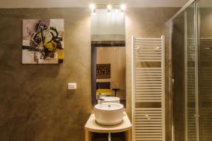 een badkamer met een wastafel en een spiegel bij “Lo Scrigno” della Corte di Corso Cavour in Foligno
