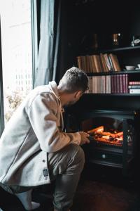 un hombre está cocinando comida en un horno en Hôtel Lilybloom, en Le Havre