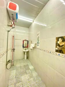 y baño con ducha, aseo y lavamanos. en Lều biệt thự, en Hanói