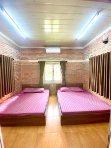 Tempat tidur dalam kamar di Lều biệt thự