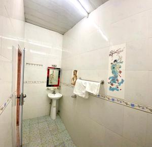 La salle de bains est pourvue de toilettes et d'une télévision. dans l'établissement Lều biệt thự, à Hanoï