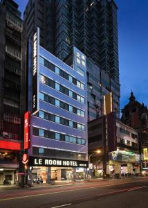 桃園區的住宿－綺樂文旅 桃園館 Le Room Hotel Taoyuan，一座建筑,上面有读冰室的标志