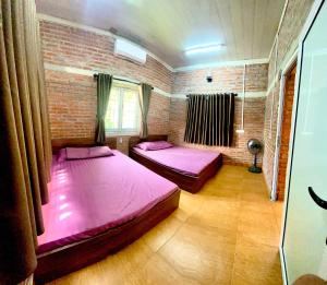 Postel nebo postele na pokoji v ubytování Lều biệt thự