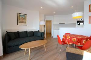 萊斯卡拉的住宿－Apartamentos Passeig Del Mar，客厅配有沙发和桌子