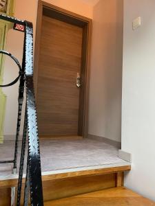 una puerta de madera con una escalera que conduce a una habitación en Excellent house, en Ediger-Eller