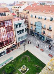 una vista aérea de un patio en una ciudad en Dúplex Palacio de los Momos, en Zamora