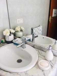 a bathroom with a sink and a mirror at Dúplex Palacio de los Momos in Zamora