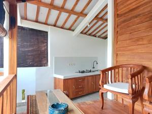 una cucina con tavolo, sedia e lavandino di Rumah Wayans Lipah ad Amed