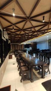 ein großer Konferenzraum mit einem langen Tisch und Stühlen in der Unterkunft Hotel Grand Akther Sylhet in Sylhet