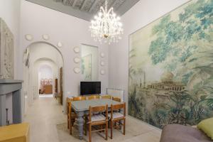 a dining room with a large painting on the wall at Il Salotto in Foligno